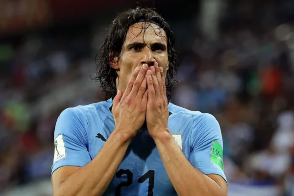 Cavani fora da Copa: cirurgia na coluna, mas não é o fim da carreira