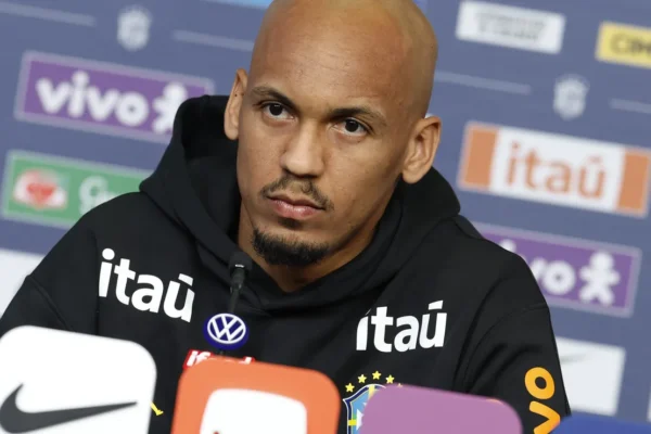 Fabinho rasga elogios a Ancelotti e revela clima leve na Seleção