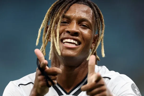 Botafogo segura Danilo: diretoria prefere vender outros para não perder joia