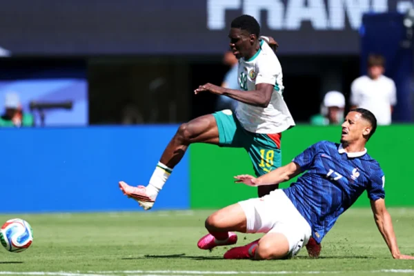 Alerta na França: Saliba admite dores nas costas antes de duelo decisivo