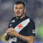 Hugo Moura na mira do Pumas: volante pode deixar o Vasco