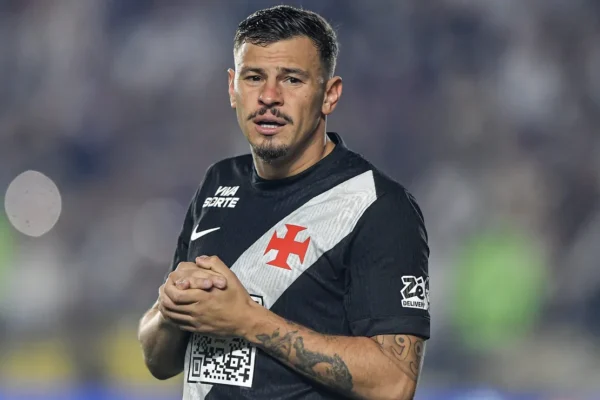 Hugo Moura na mira do Pumas: volante pode deixar o Vasco