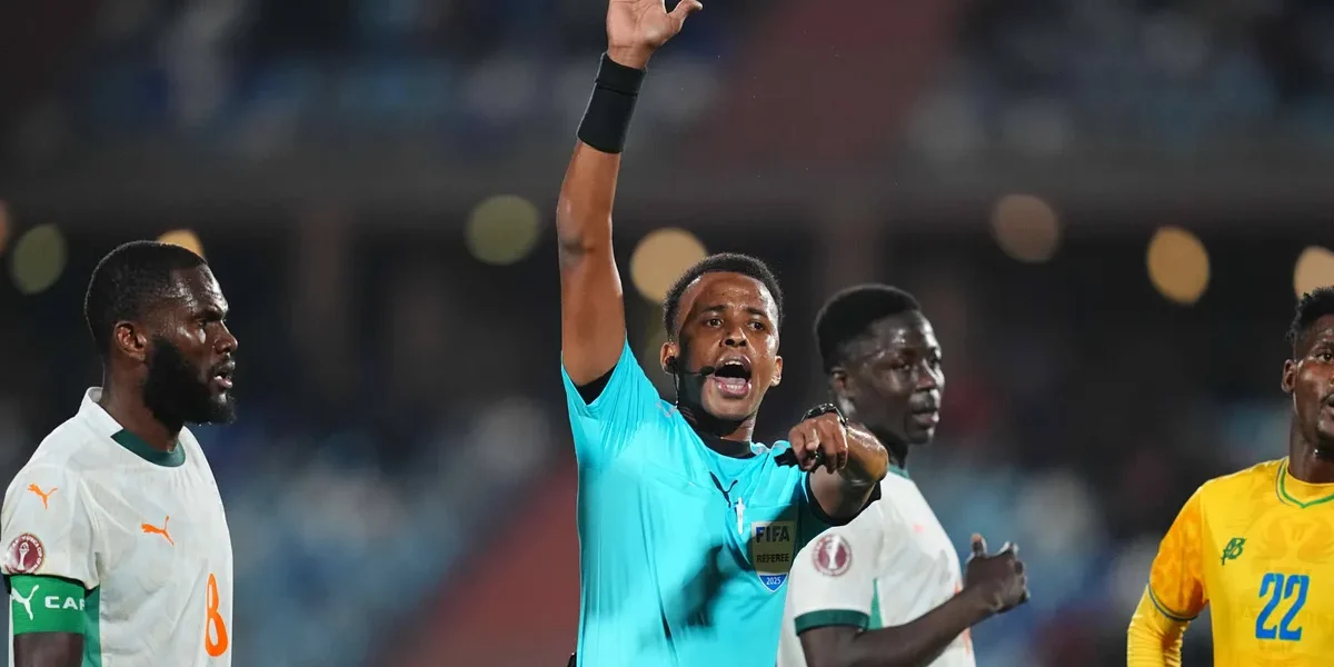 Árbitro somali barrado nos EUA receberá salário integral da FIFA na Copa