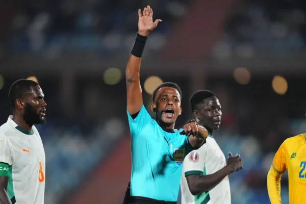 Árbitro somali barrado nos EUA receberá salário integral da FIFA na Copa