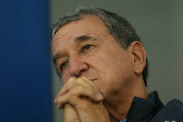 Parreira na UTI: lenda do tetra respira com aparelhos, mas está estável