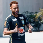 Neymar brinca com imprensa em treino: ‘Saudades?’ e anima torcida