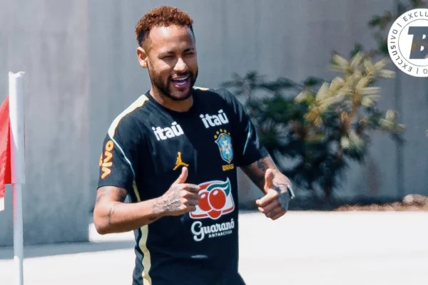 Neymar brinca com imprensa em treino: ‘Saudades?’ e anima torcida