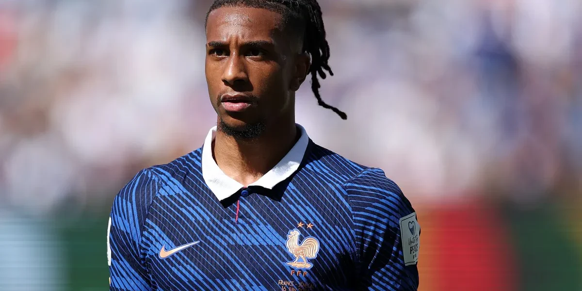 Michael Olise gera polêmica com snus antes de jogo da França na Copa
