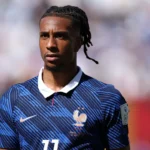 Michael Olise gera polêmica com snus antes de jogo da França na Copa