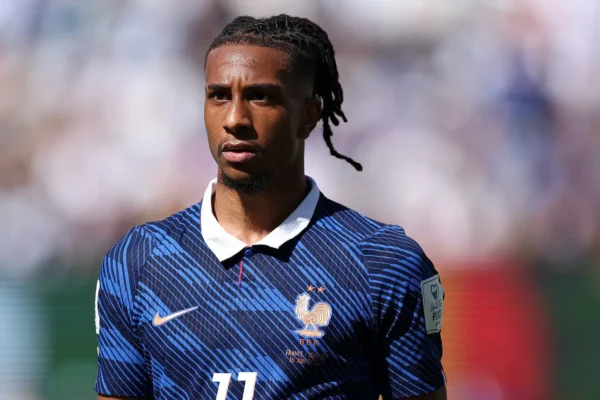 Michael Olise gera polêmica com snus antes de jogo da França na Copa