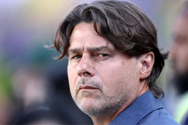 Pochettino critica Claus por expulsão de Balogun e compara com Messi