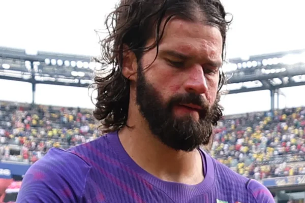 Alisson segue firme: goleiro pode continuar com Ancelotti até 2030