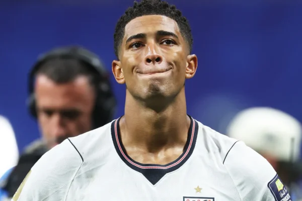 Bellingham explode com Pickford após gol argentino: ‘No meio do gol!’