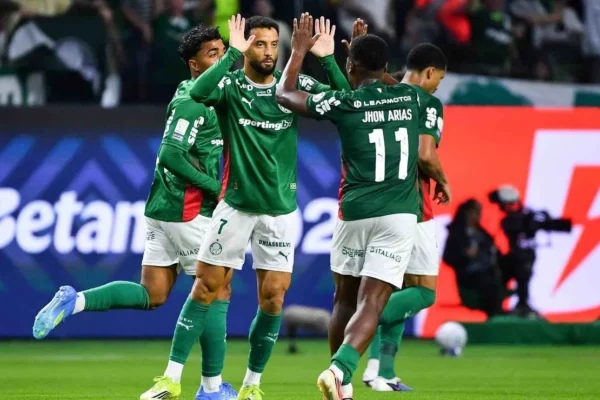 Palmeiras busca recuperação contra Vitória no Barradão: palpites e odds
