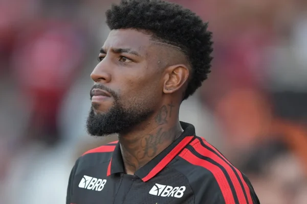 Emerson Royal vira alvo da fúria de torcedores do Benfica após lesão em amistoso