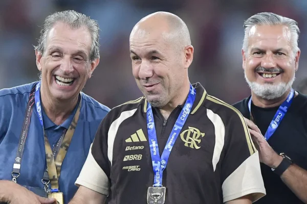 Flamengo acelera contratações: foco em Almada, ponta e centroavante