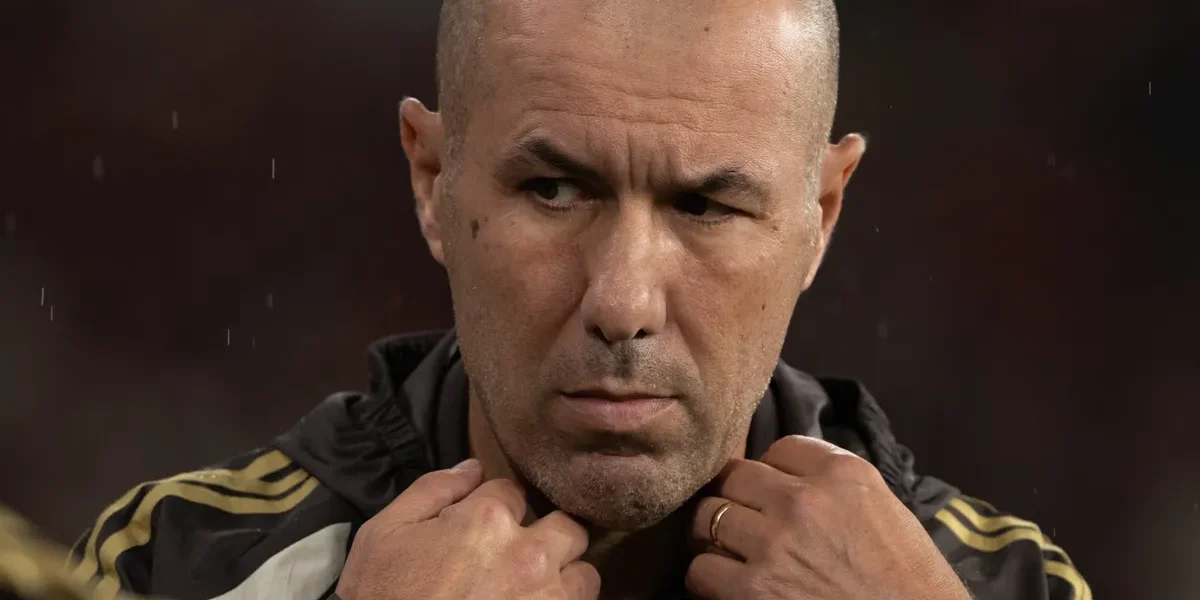 Torcida do Flamengo exige demissão imediata de Leonardo Jardim após empate