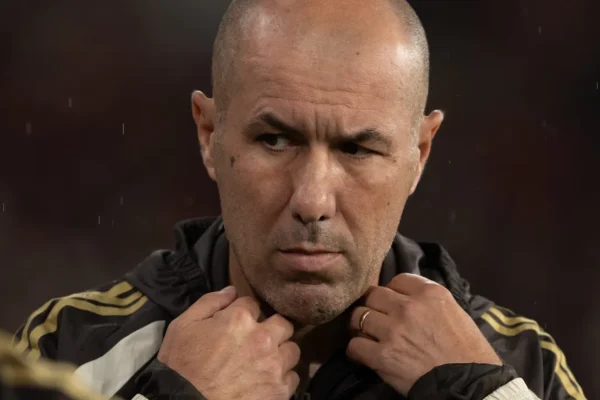Torcida do Flamengo exige demissão imediata de Leonardo Jardim após empate