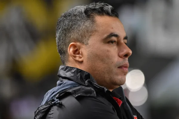 Jair Ventura celebra vitória do Vitória sobre o Vasco: ‘Ficar no topo da tabela’