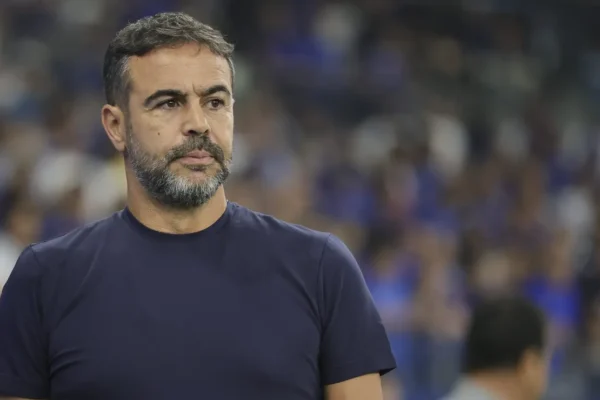 Artur Jorge freia euforia: ‘Cruzeiro não está de torneira aberta para gastar’