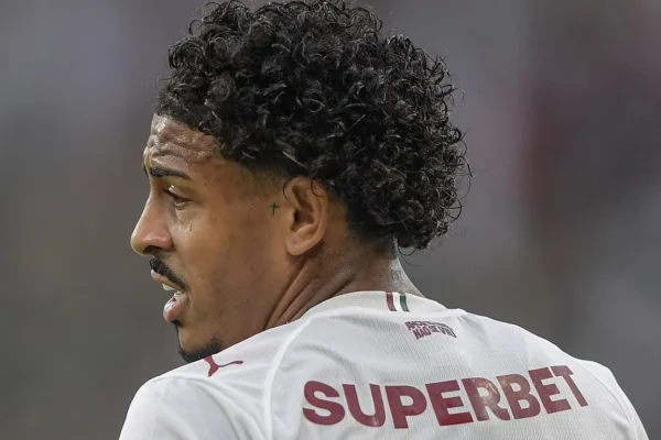 Lazio oferece 8 milhões de euros por John Kennedy; Fluminense avalia