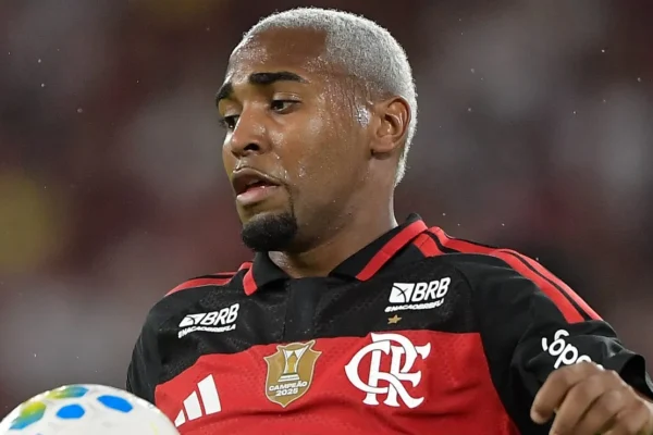 Flamengo negocia saída de Lorran para o Granada em acordo silencioso