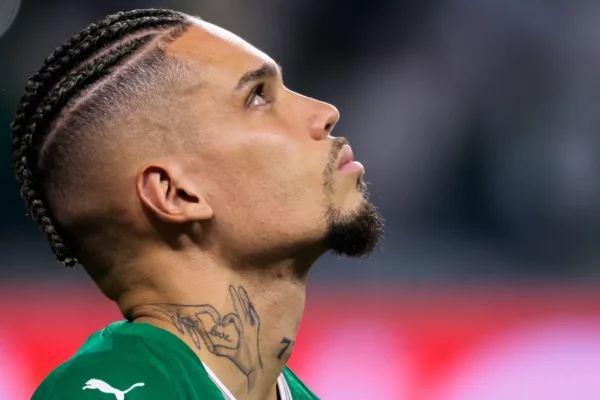 Abel Ferreira exalta Paulinho mesmo após derrota do Palmeiras para o Galo