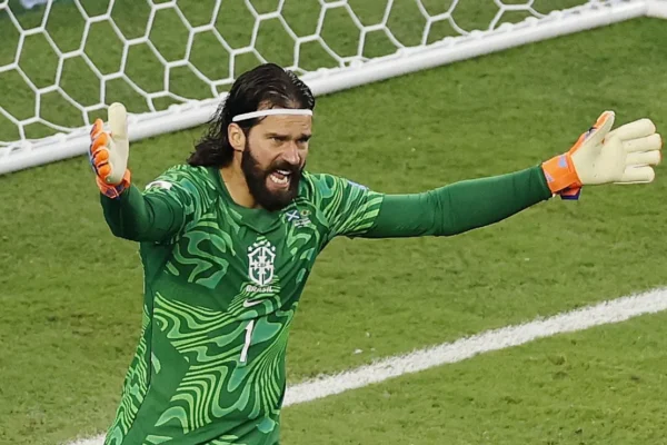 Alisson massacra Nyland nos números: goleiro do Brasil domina antes do duelo