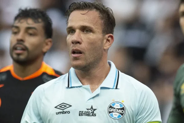 Corinthians recua: pedido salarial de Arthur inviabiliza negócio