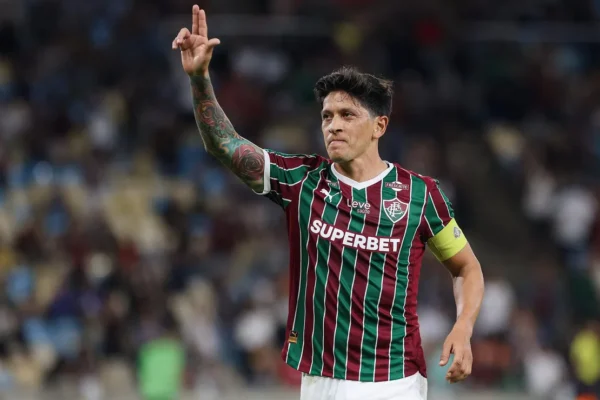 Cano volta a marcar em jogos seguidos após um ano e meio pelo Fluminense