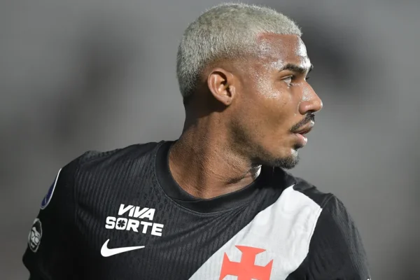 Cuiabano brilha na defesa do Vasco e decide contra o Independiente Medellín