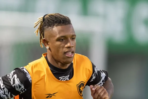 Botafogo debocha do Palmeiras após Danilo atingir 13 jogos no Brasileirão