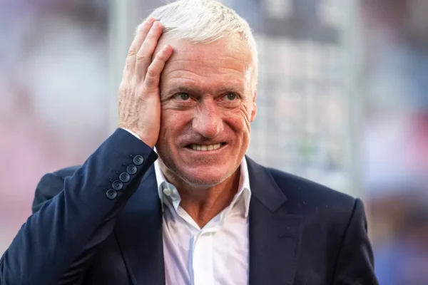 Deschamps revela que pediu ajuda para proteger Mbappé após classificação tensa