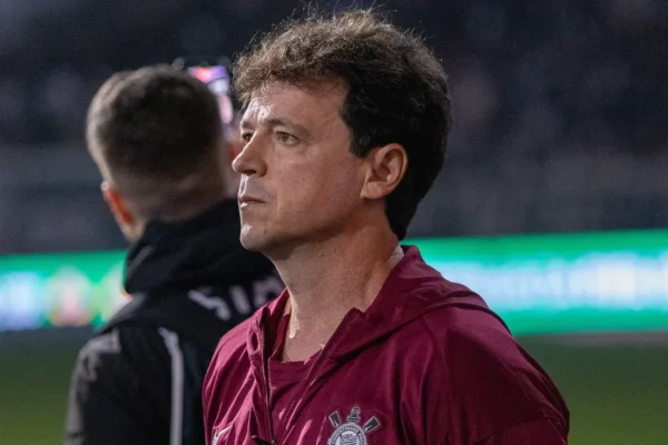Diniz confirma venda de apenas um titular e busca manter base do Corinthians