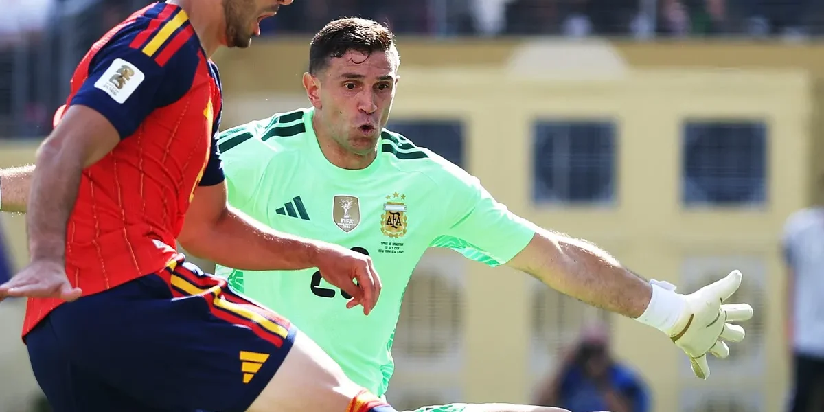 Dibu Martínez quebra recorde histórico de defesas em final de Copa do Mundo