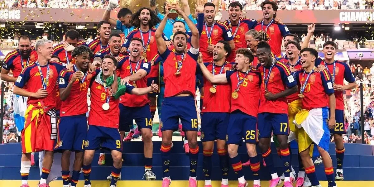 Piloto anuncia título da Espanha e viraliza com torcida a bordo