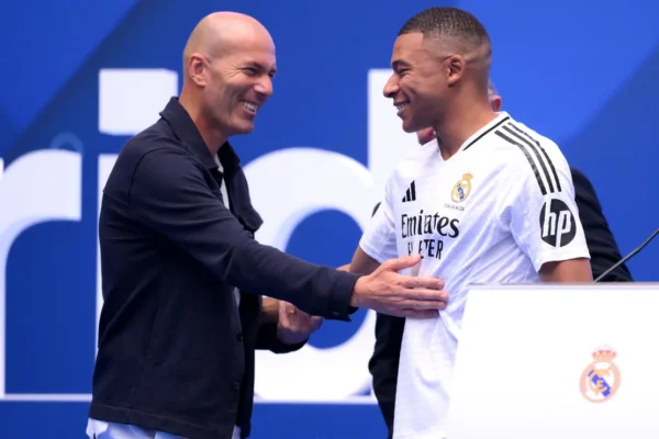 Cannavaro aposta: Zidane é o nome certo para suceder Deschamps na França