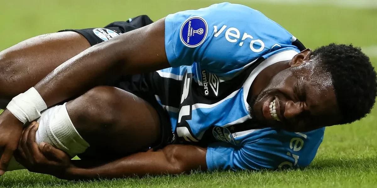 Grêmio: Amuzu melhora após susto, mas desfalque contra Bolívar é certo