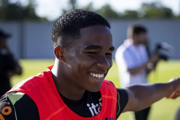 Endrick revela parceria com Neymar e aprendizado na Seleção