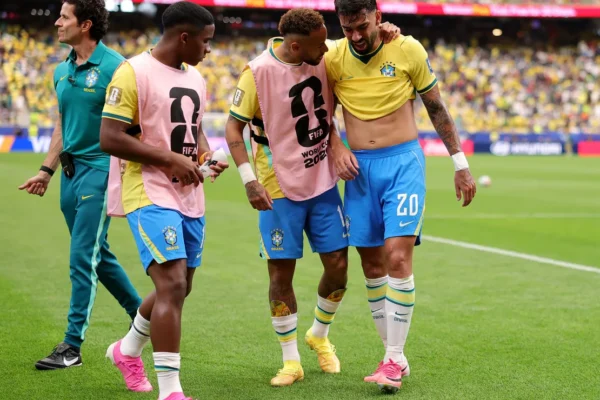 Paquetá sacrifica férias e volta correndo ao Flamengo após lesão na Copa