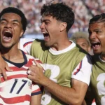EUA com 10 homens: vitória dramática sobre Bósnia e vaga nas oitavas