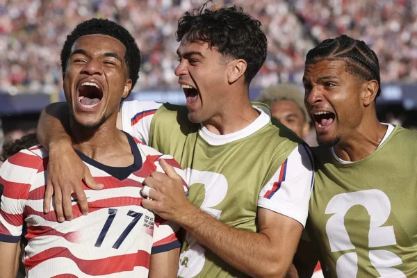 EUA com 10 homens: vitória dramática sobre Bósnia e vaga nas oitavas