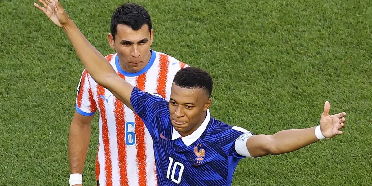 Mbappé perde a cabeça e ofende zagueiro do Atlético-MG em jogo pegado