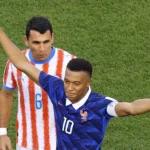 Mbappé perde a cabeça e ofende zagueiro do Atlético-MG em jogo pegado