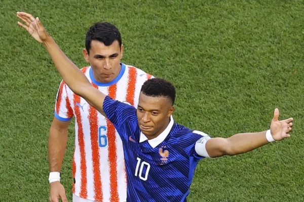 Mbappé perde a cabeça e ofende zagueiro do Atlético-MG em jogo pegado