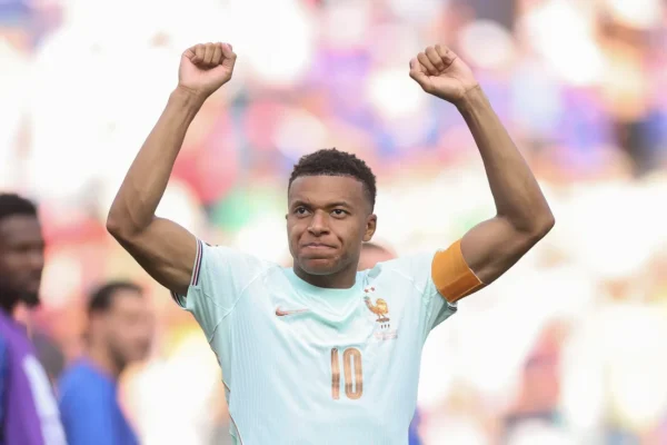 Mbappé quebra barreira das 100 participações em gols e faz história pela França
