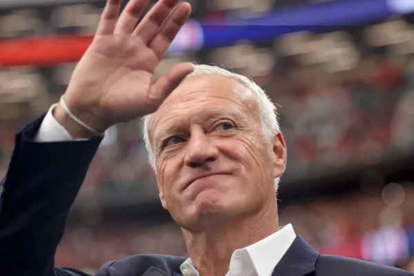 França domina Inglaterra em 3º lugar; Deschamps busca despedida histórica