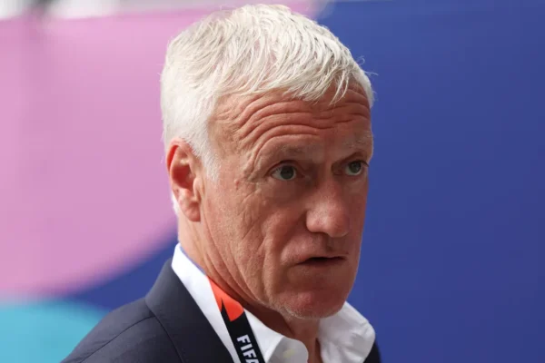 Deschamps assume culpa por 1º tempo desastroso e se despede da França com emoção