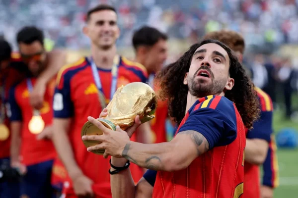 Cucurella vai tatuar rosto do técnico após título? Lateral confirma aposta