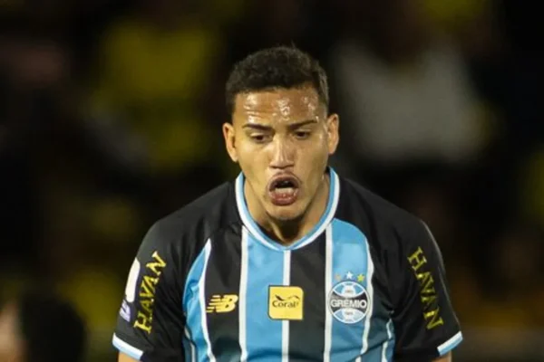 Gustavo Martins vira vilão: falha contra Mirassol enfurece torcida do Grêmio